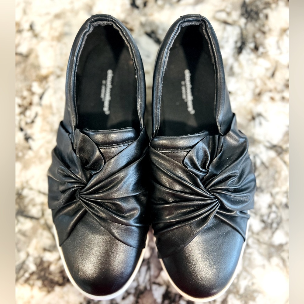 Cute Leatherette loafers with a rubber sole.